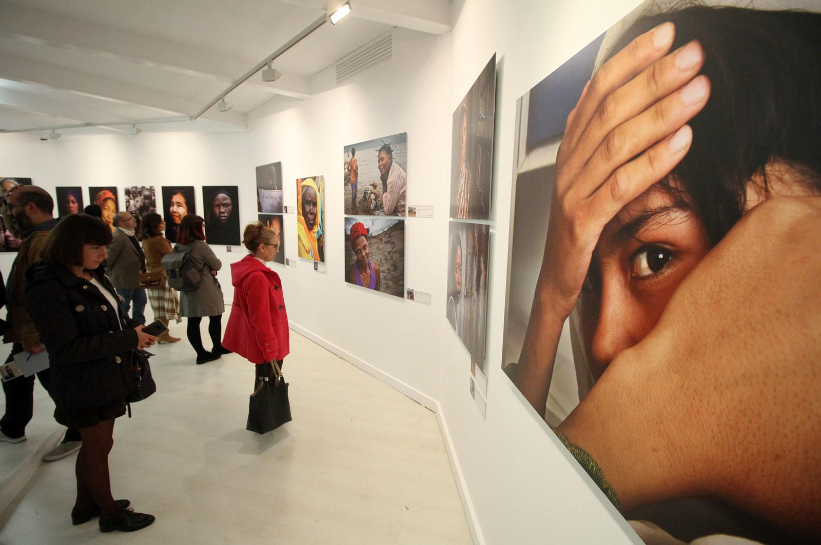 Latitudes. Exposición de Francisco Magallón "Mujer: Todos Somos Una", en imágenes