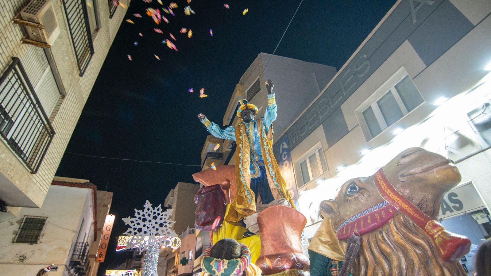 Baltasar no escatimó en caramelos en Adra.