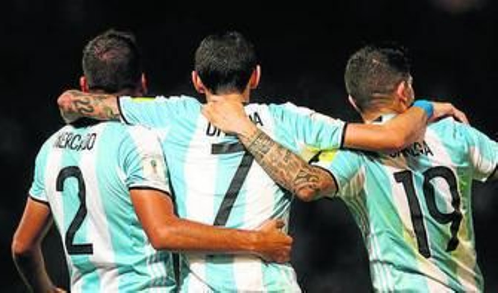 Banega, a la derecha, abrazado a Mercado y Di María.