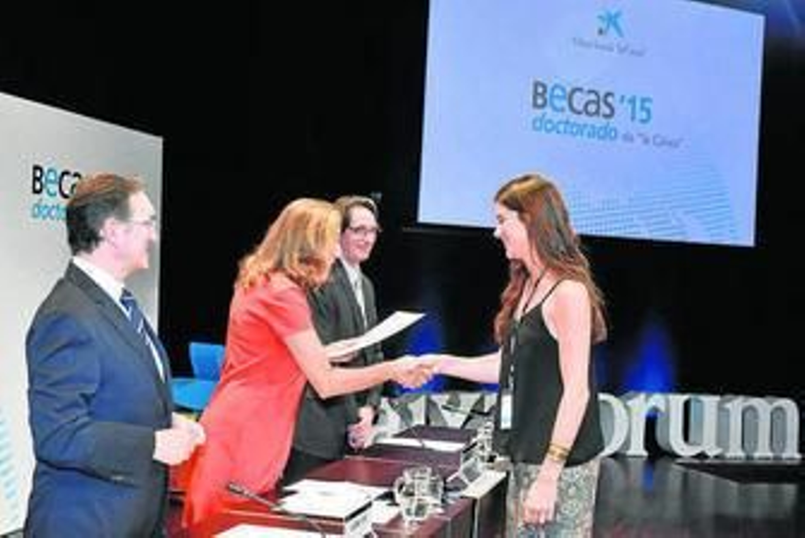 Macarena Fernández, recogiendo la beca de la entidad bancaria.