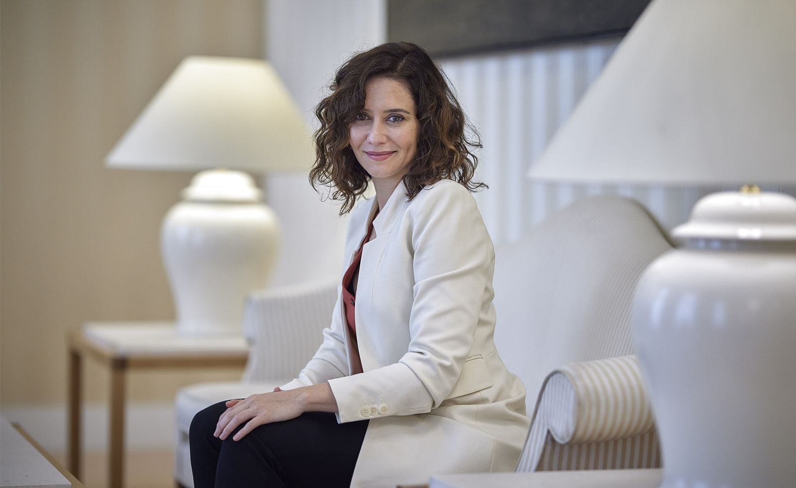 Todas las fotos de la entrevista a Ayuso