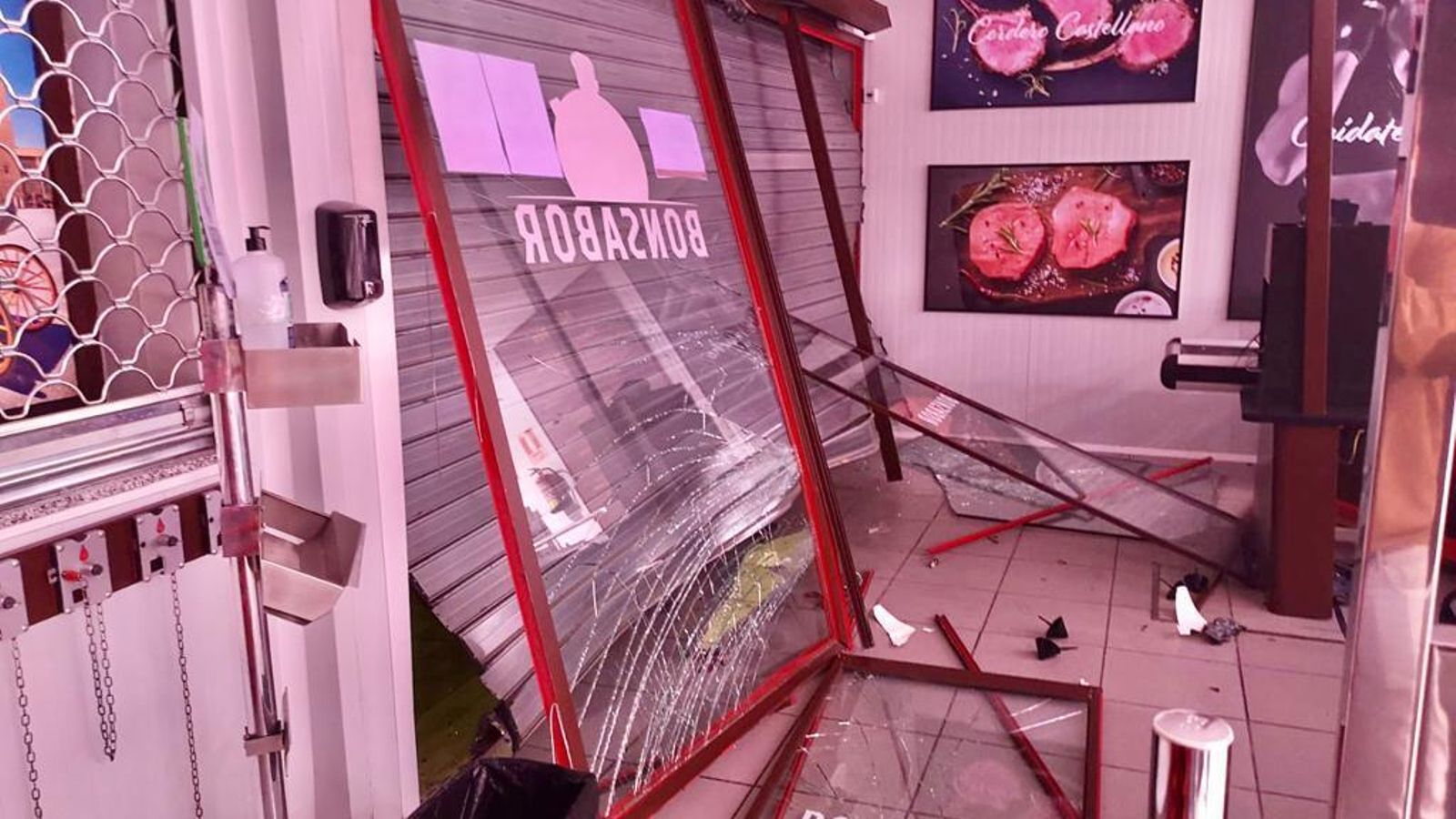 El interior del negocio, tras el alunizaje.