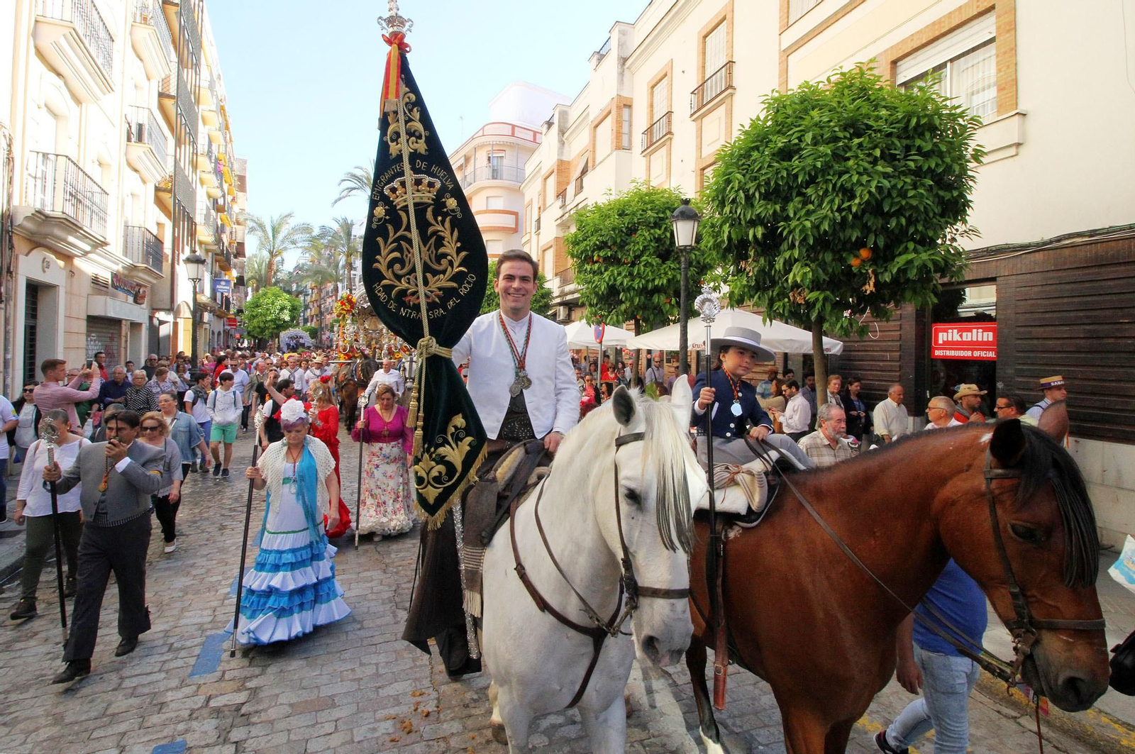 Imágenes de los caballistas, peregrinos a pie y carros de la Hdad de Emigrantes