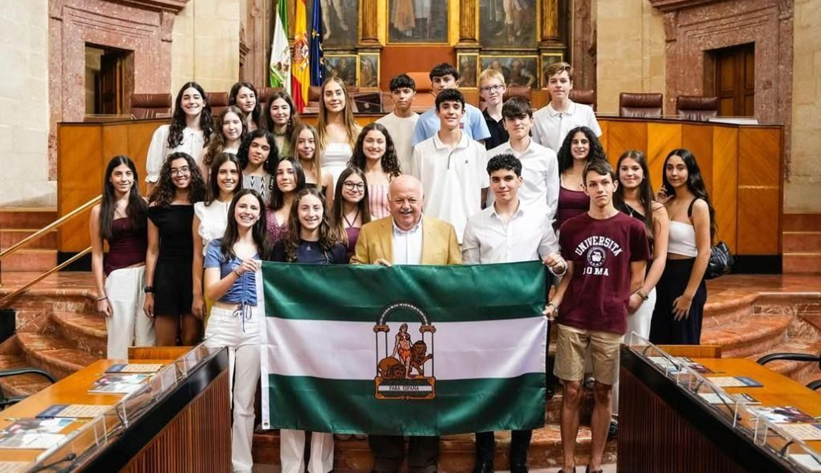 Visita de los jóvenes andaluces de la Ruta Quetzal al salón de plenos del Parlamento de Andalucía.