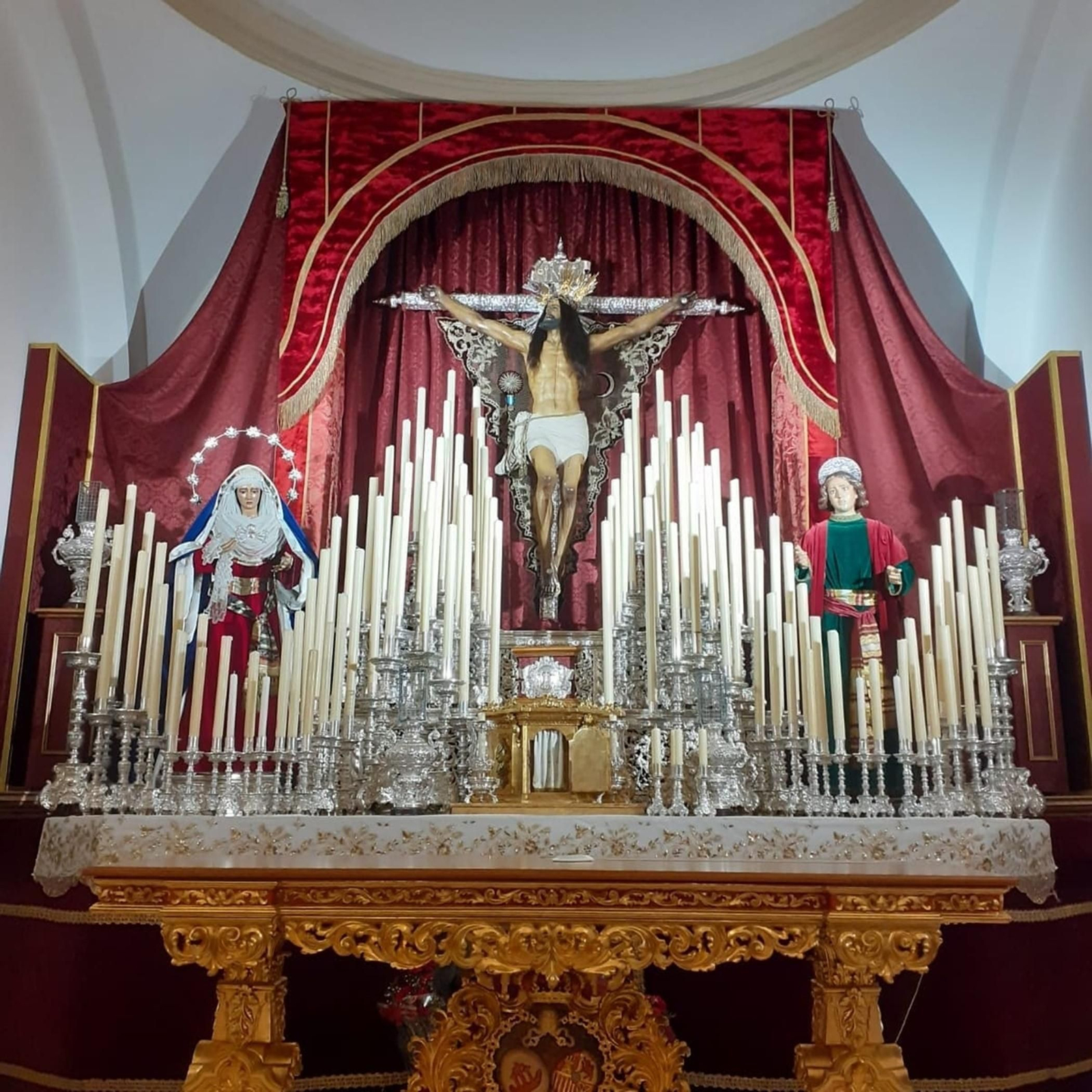 Altar de cultos de la hermandad del Cristo de la Expiración.