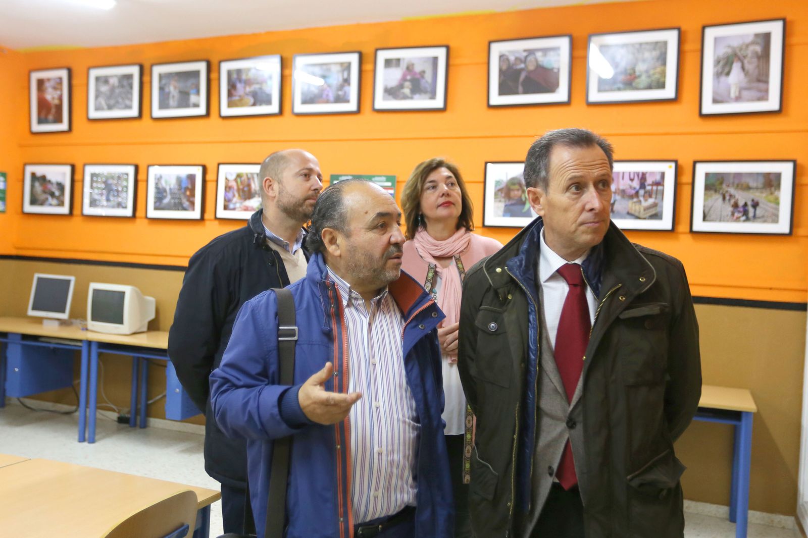 Joaquín Hernández 'Kiki', ayer con el alcalde tras la inauguración de la exposición en el centro educativo.