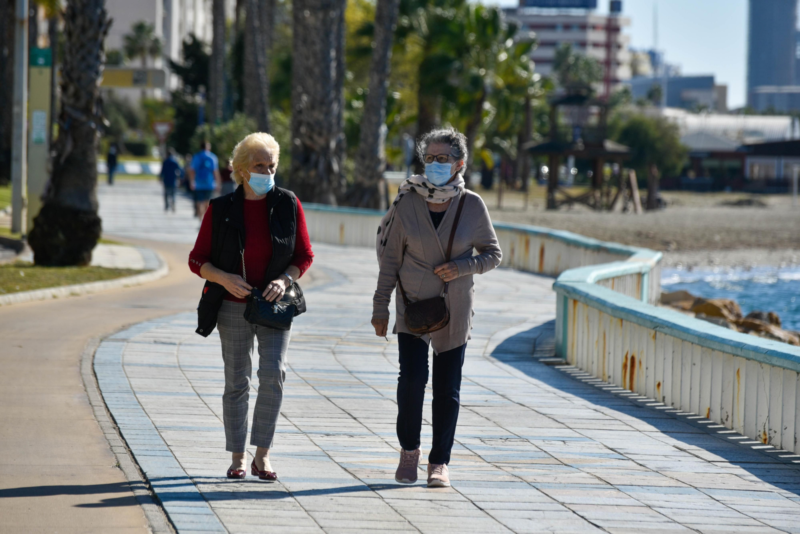 Dos mujeres con mascarilla pasean por La Línea.