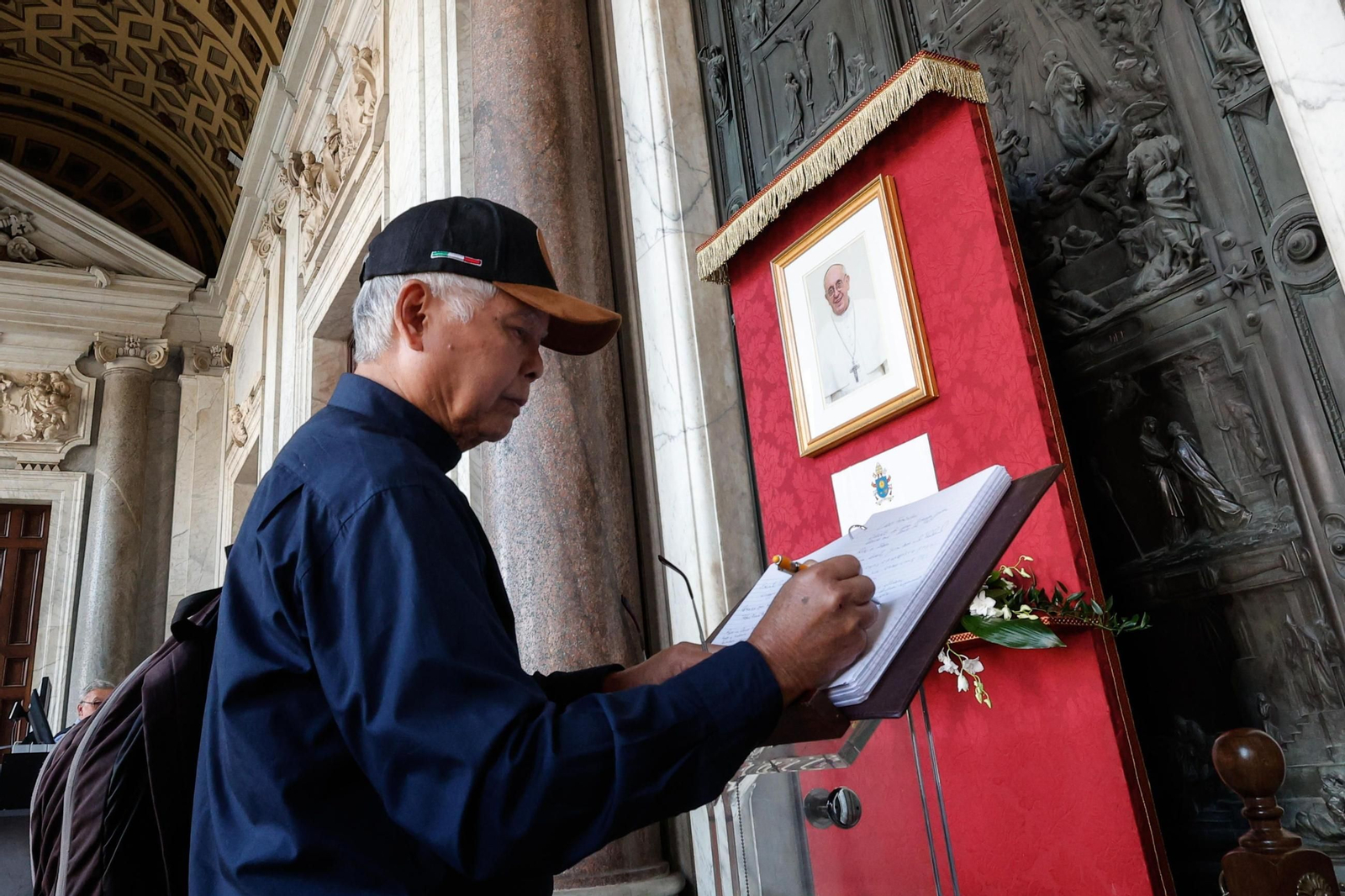 Fotos del ambiente en Roma tras la muerte del papa Francisco