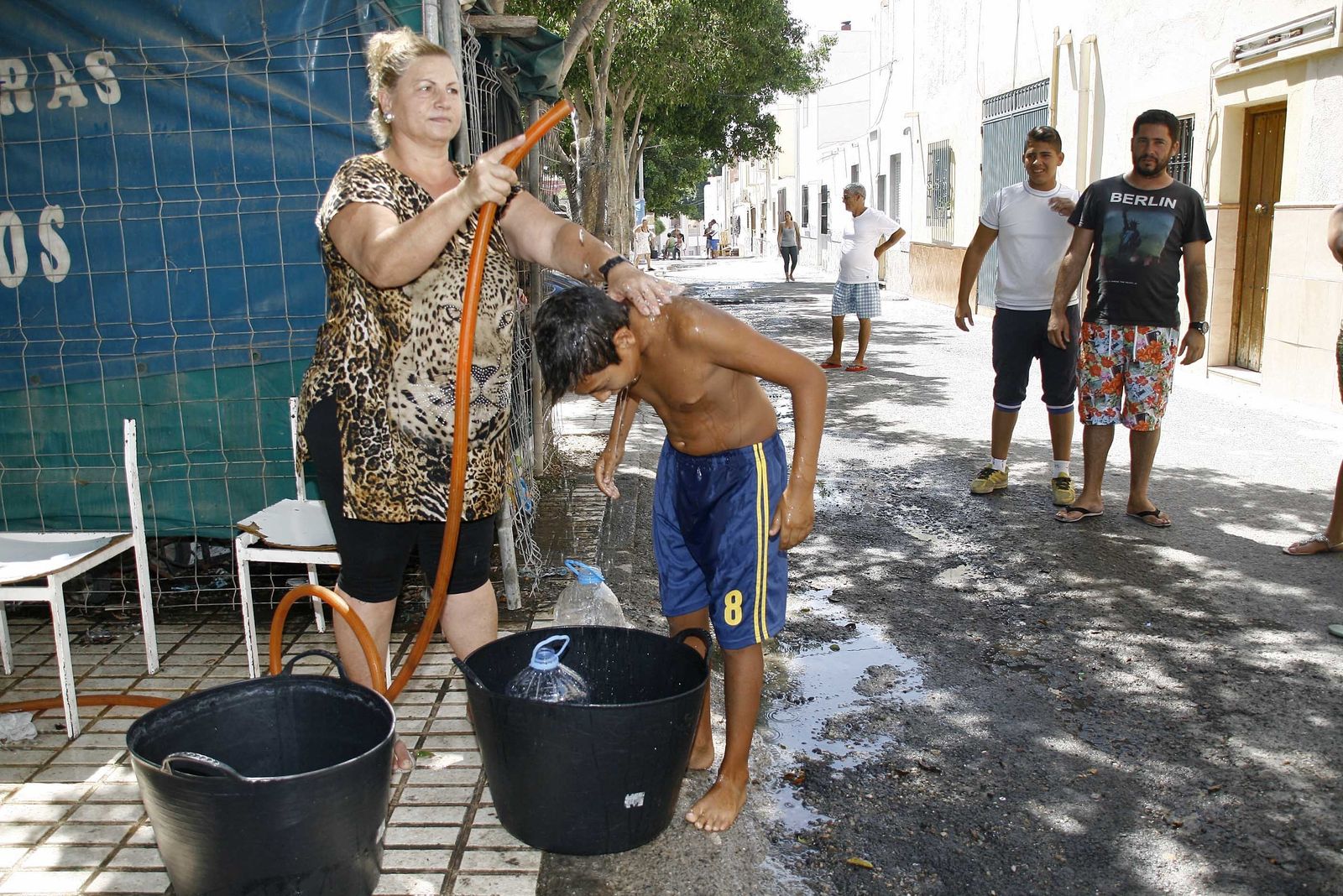 En el barrio de Los Almendros sus vecinos estuvieron meses sin agua potable en sus viviendas.