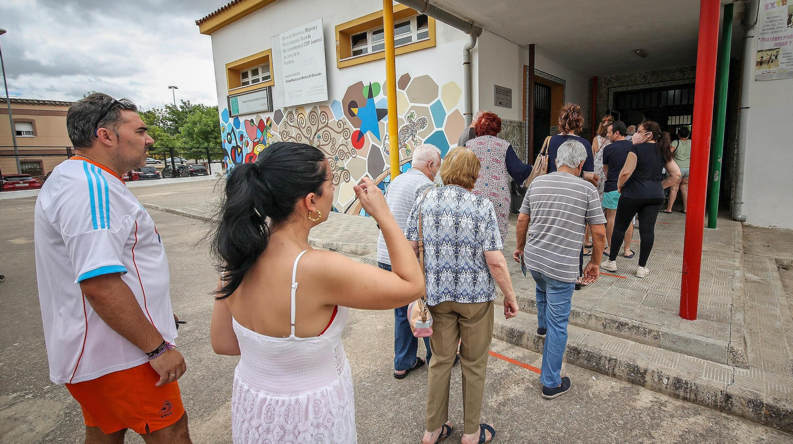 Colas para votar en el colegio público Juventud, en La Liberación.