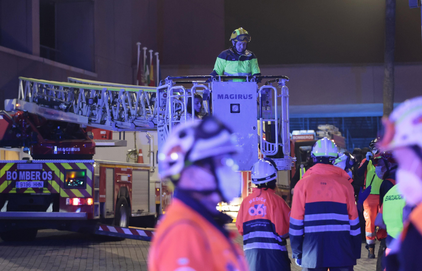 Las imágenes del incendio en el Hotel Isla de la Cartuja