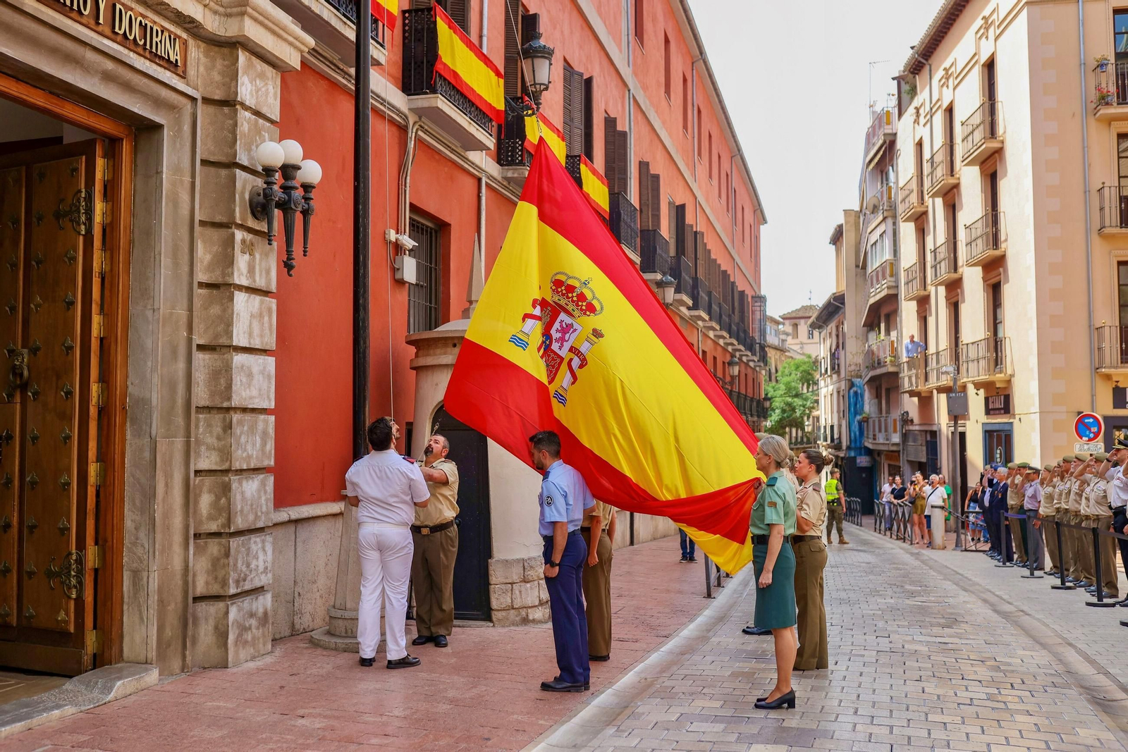 Fotos: el acto de izado de la bandera de España en Granada por el Día de las Fuerzas Armadas