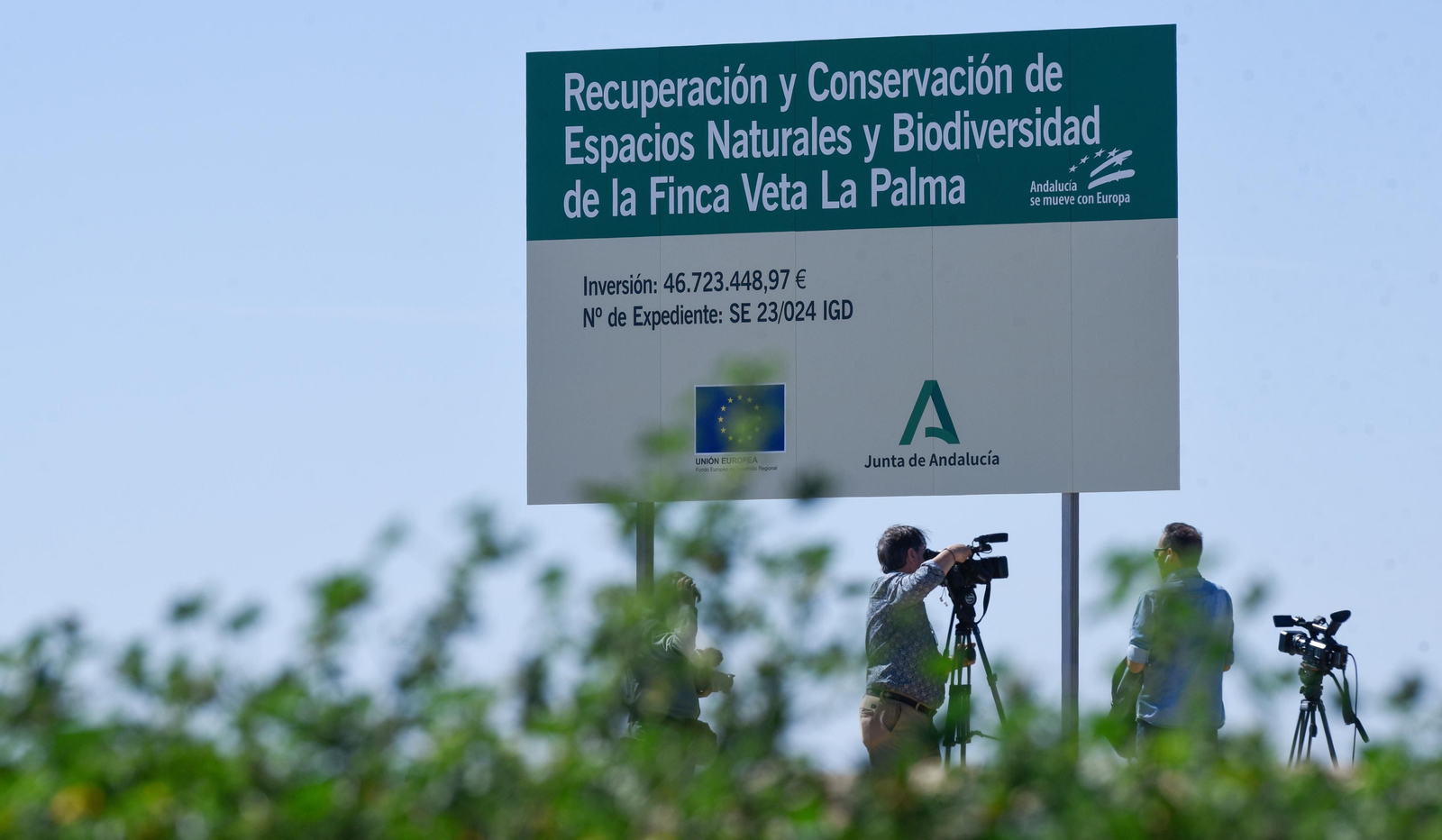 La visita del presidente de la Junta de Andalucía a la finca Veta la Palma, en imágenes