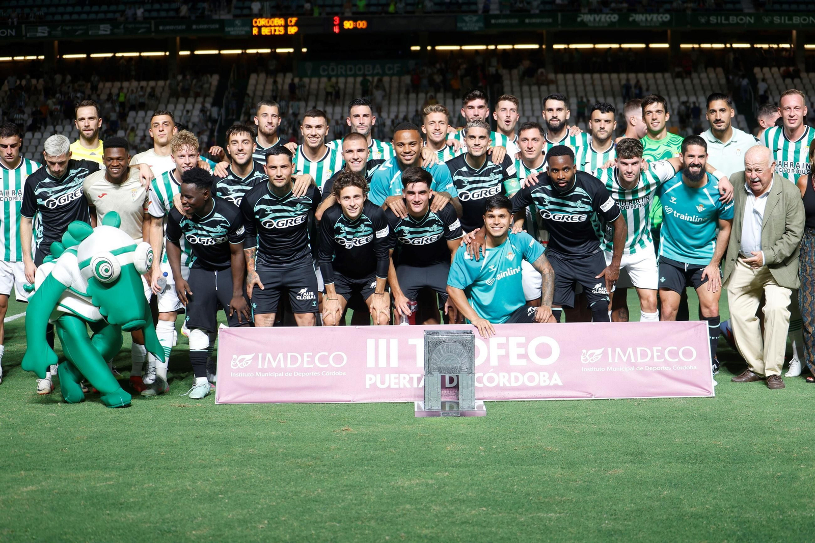 Los jugadores del Betis y del Córdoba posan juntos al finalizar el partido.