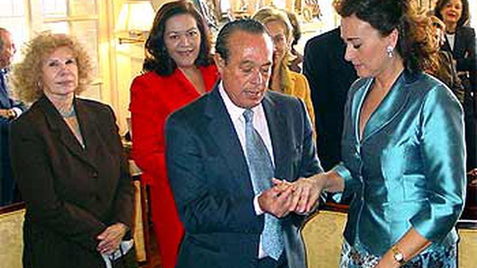 En su boda civil en 2003 con la presencia de Cayetana de Alba.