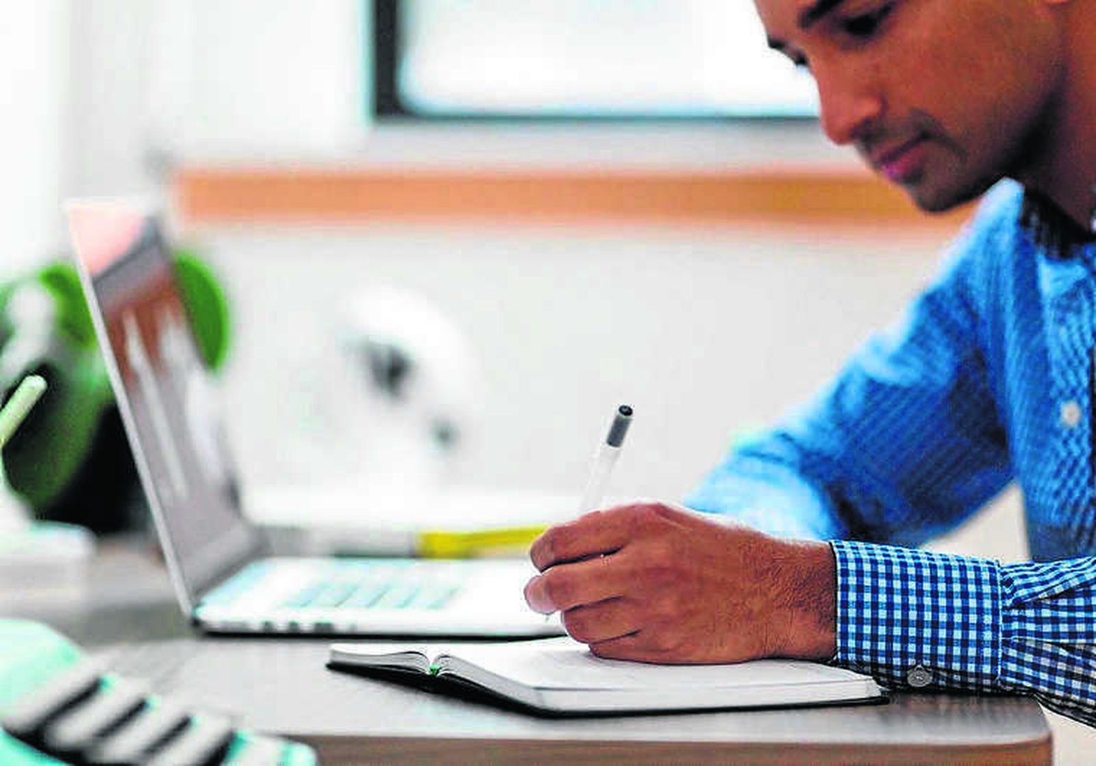 Un alumnos durante la realización de un examen virtual en la UAL.
