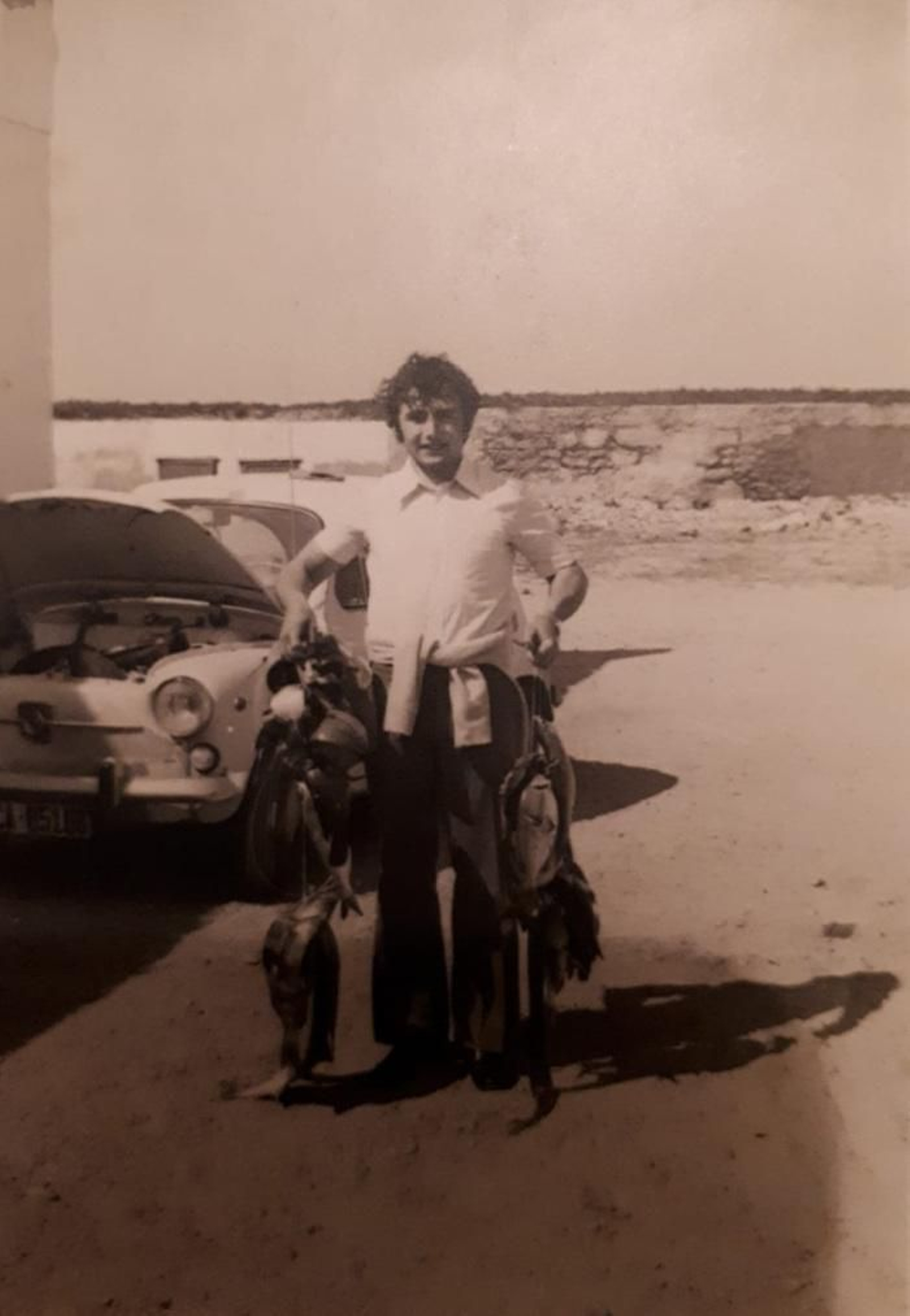 Manuel Baena posa en sus años mozos con el fruto de un buen día de pesca.
