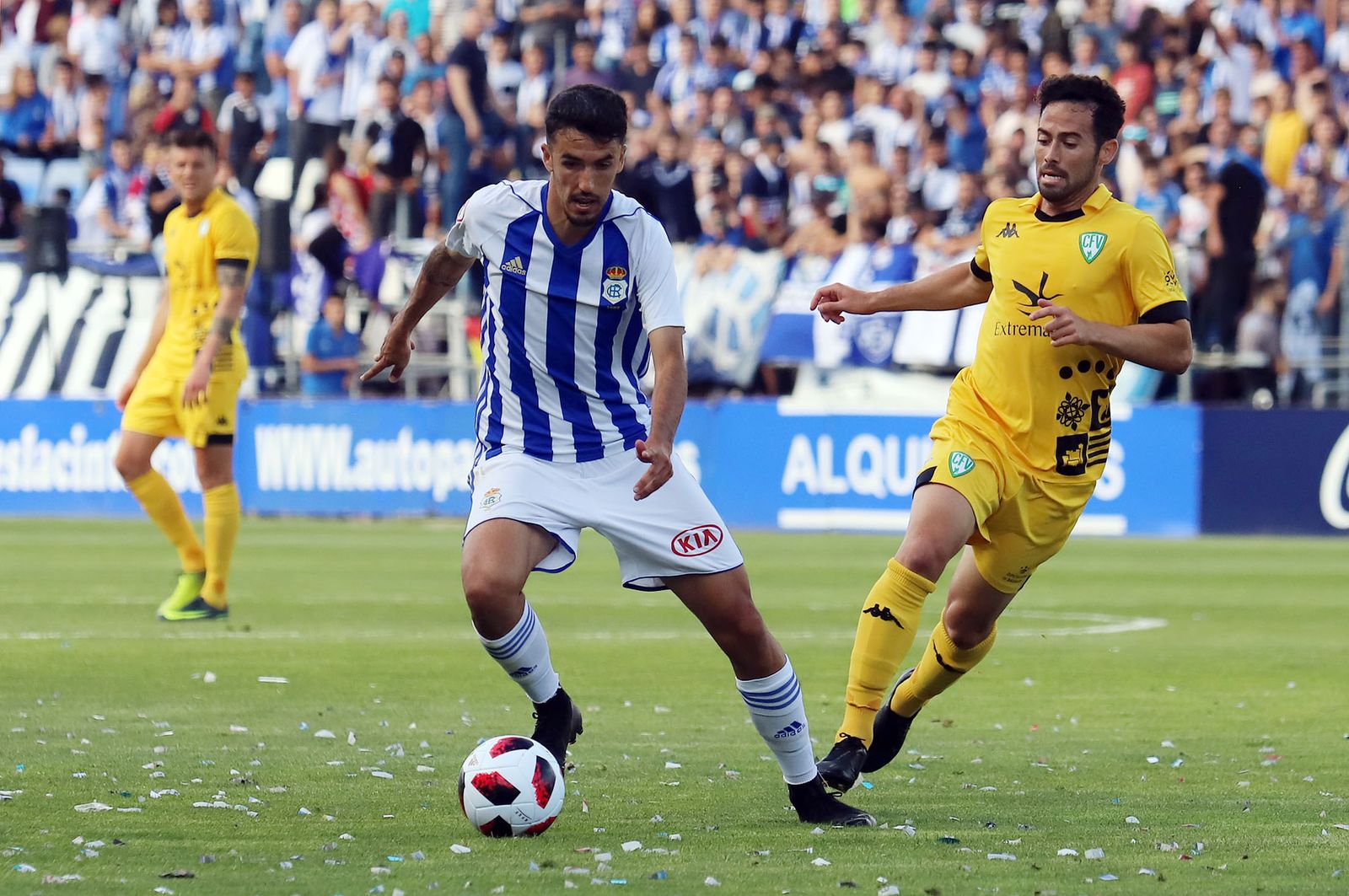 Alberto Quiles controla el esférico durante un partido del Decano.