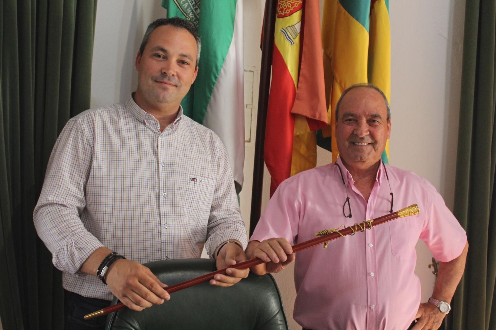 Juan Díaz, a la derecha de la foto, junto a su hijo Andrés pocos días después de la investidura de éste como alcalde de Paterna, en junio de 2019.
