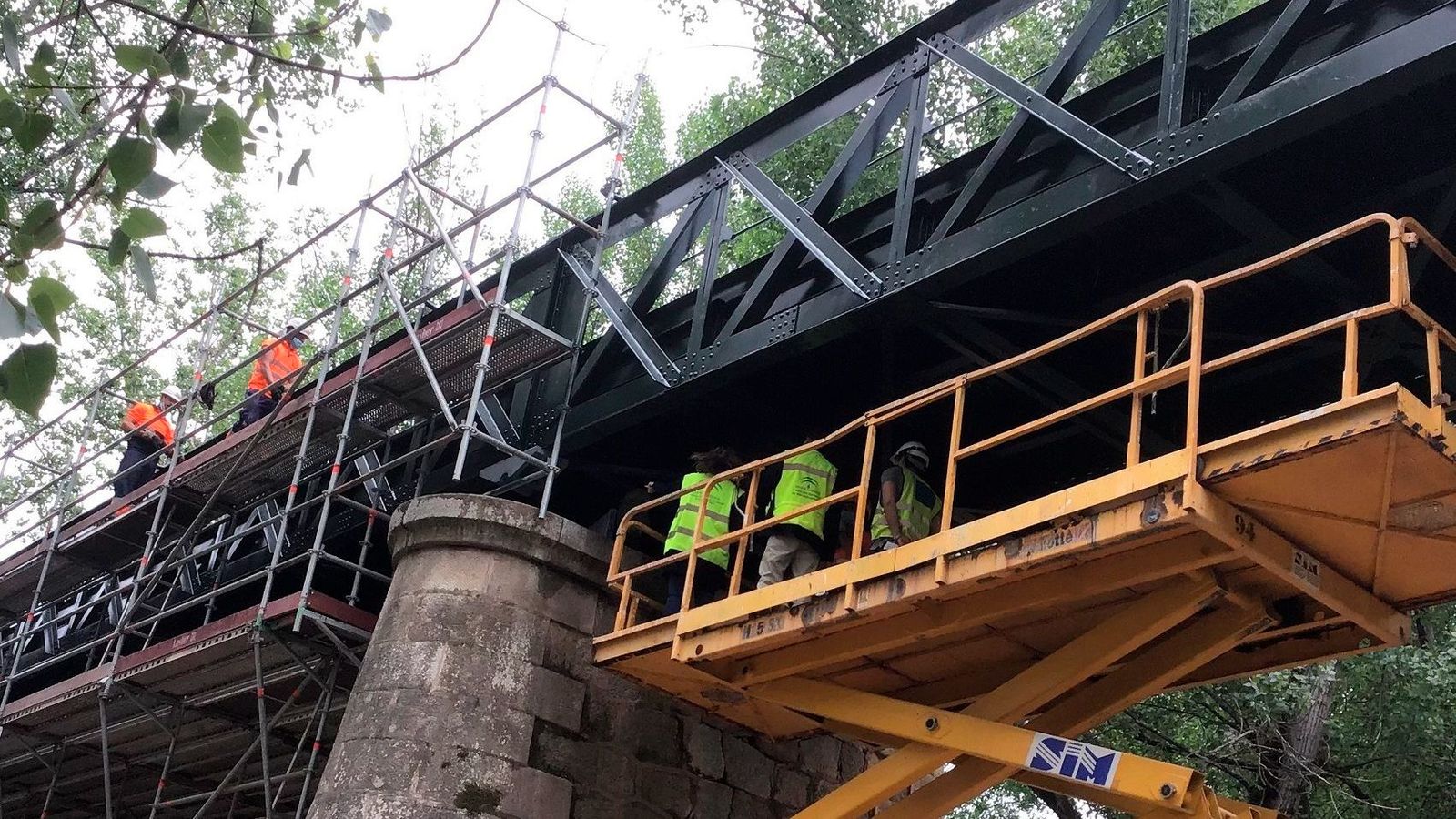 Puente en la carretera A-343, sobre la vía férrea, en el municipio de Pizarra