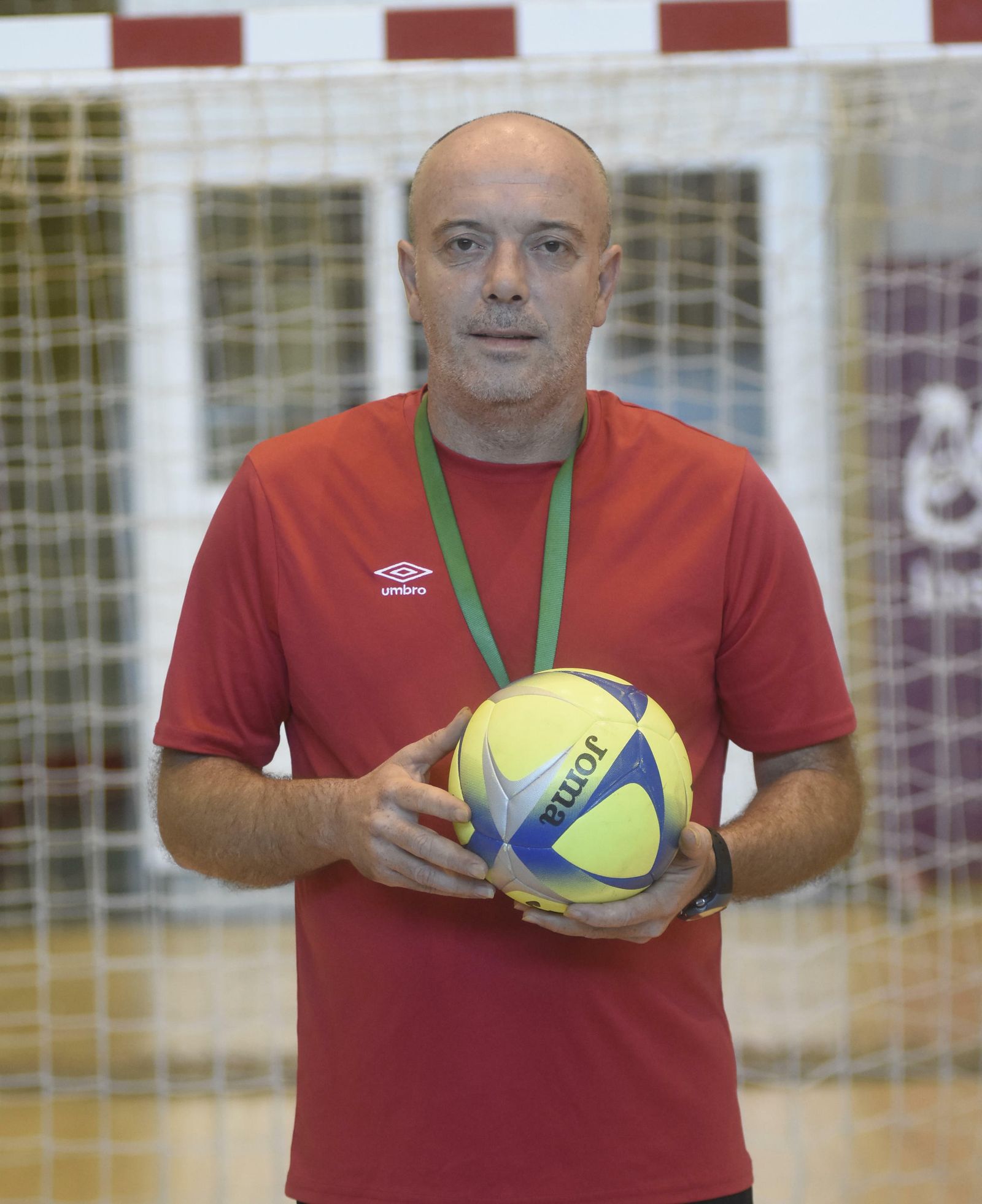 Macario, antes de una sesión de entrenamiento de su equipo en Vista Alegre.
