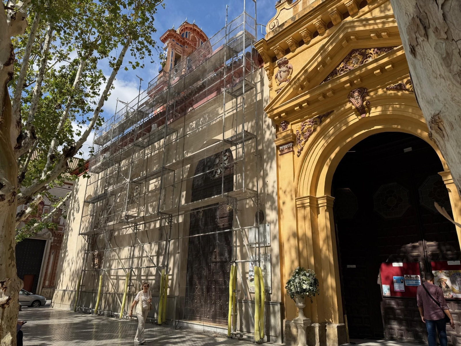 Los andamios en la fachada de la Magdalena.