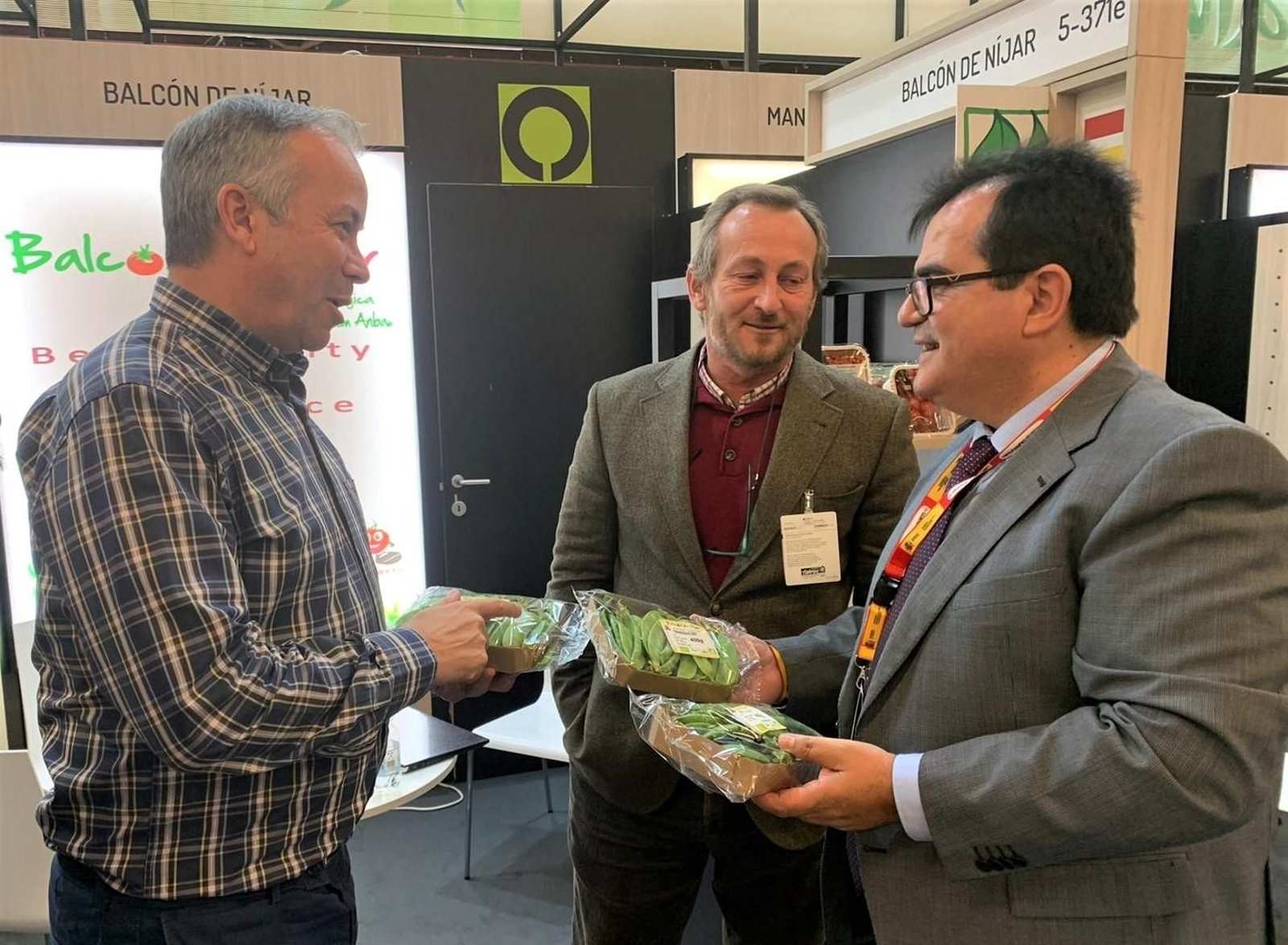 Antonio J. Rodríguez, con los responsables de Balcón de Níjar, en Biofach.