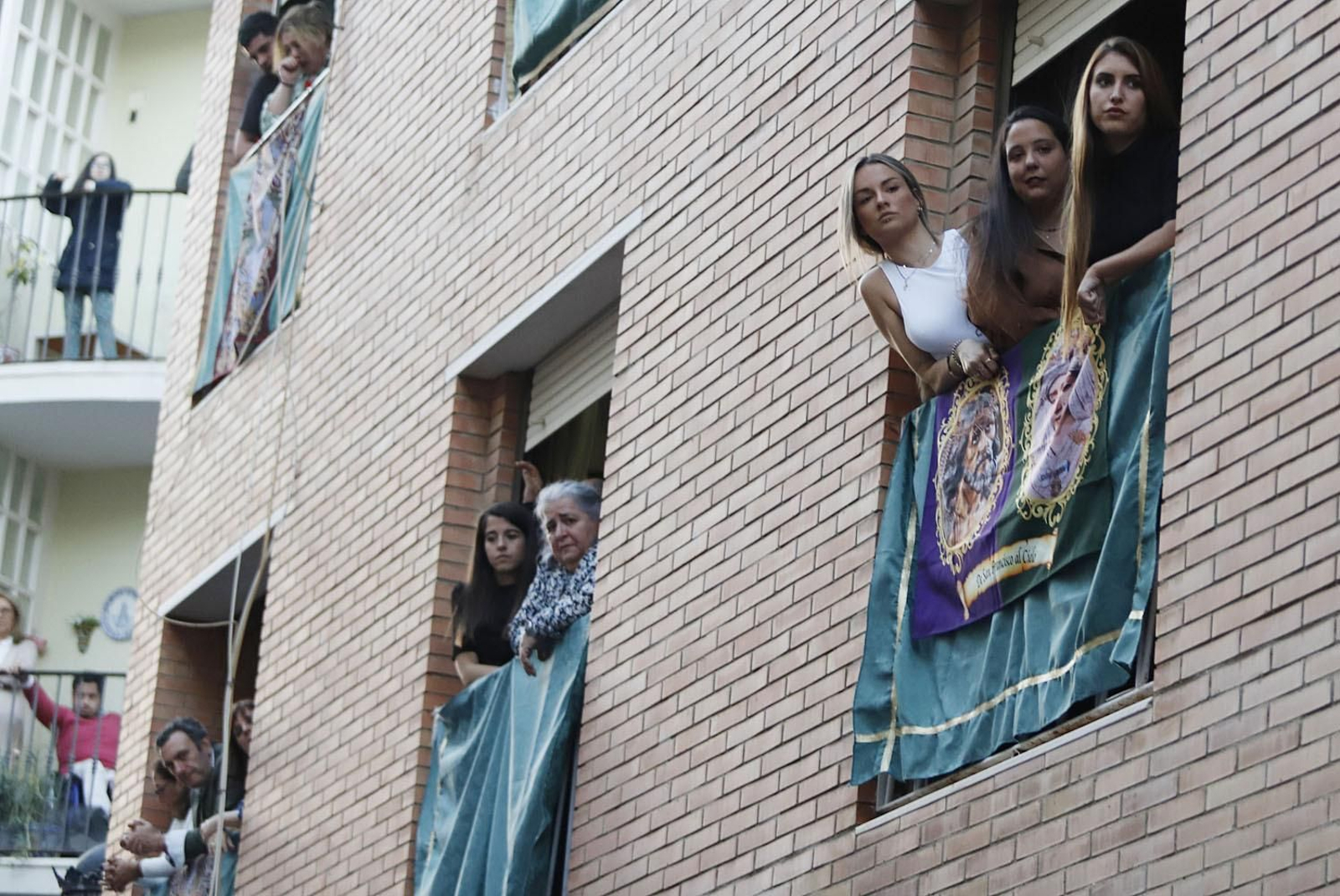 Imágenes de la estación de penitencia de la Hermandad de La Esperanza de Huelva