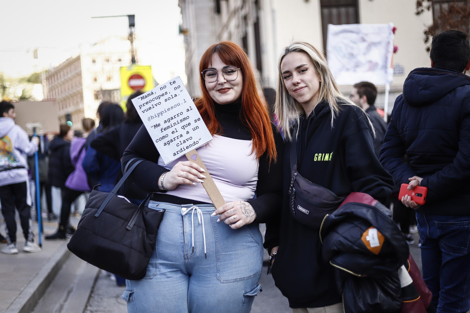 Una ola morada inunda la avenida principal de Granada en el Día de la Mujer
