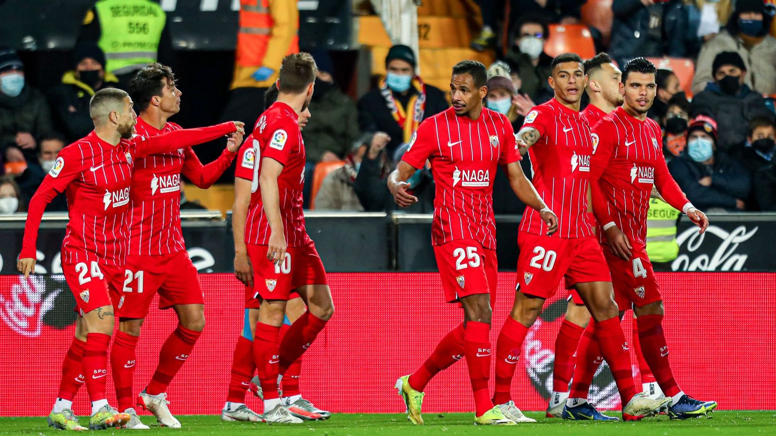 El Sevilla de Julen Lopetegui celebra un gol en Mestalla durante la temporada 2021-22.