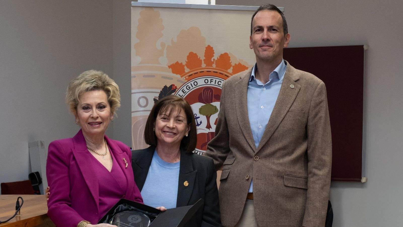 La médico de Atención Primaria Rocío Martínez Pérez con el premio.