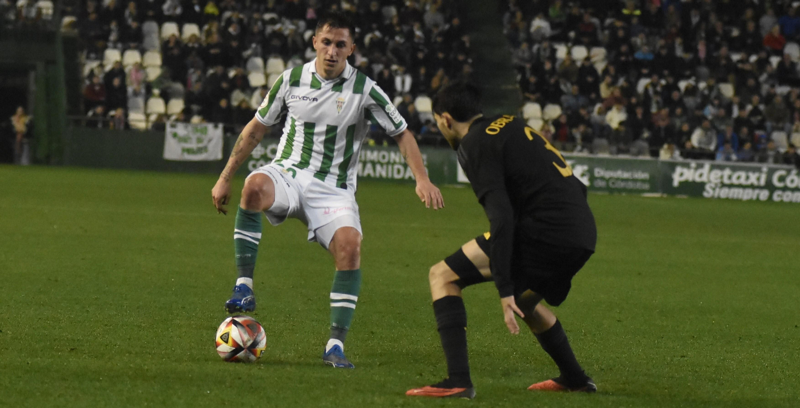 Carracedo protege el balón en el Córdoba CF - Real Madrid Castilla. Carracedo protege el balón en el Córdoba CF - Real Madrid Castilla.