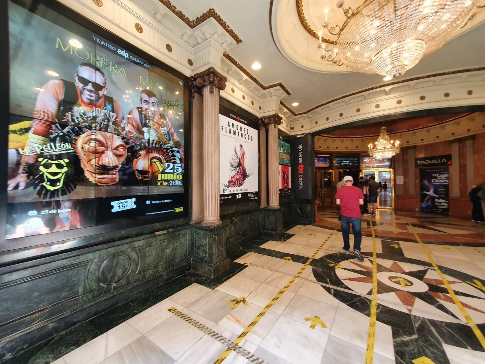 Acceso principal al teatro EDP ubicado en plena Gran Vía de Madrid, con la imagen que anuncia la actuación de Morera y Mení del próximo 25 de junio.