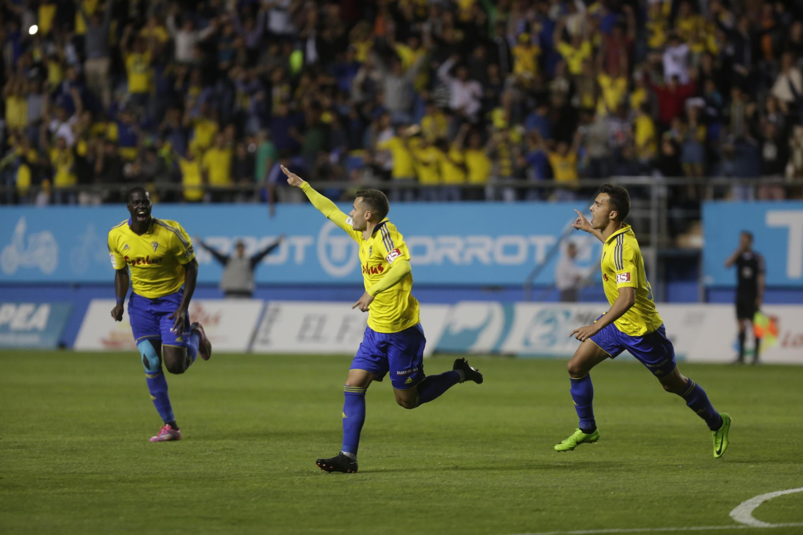Aketxe celebra uno de los goles que consiguió con la camiseta amarilla