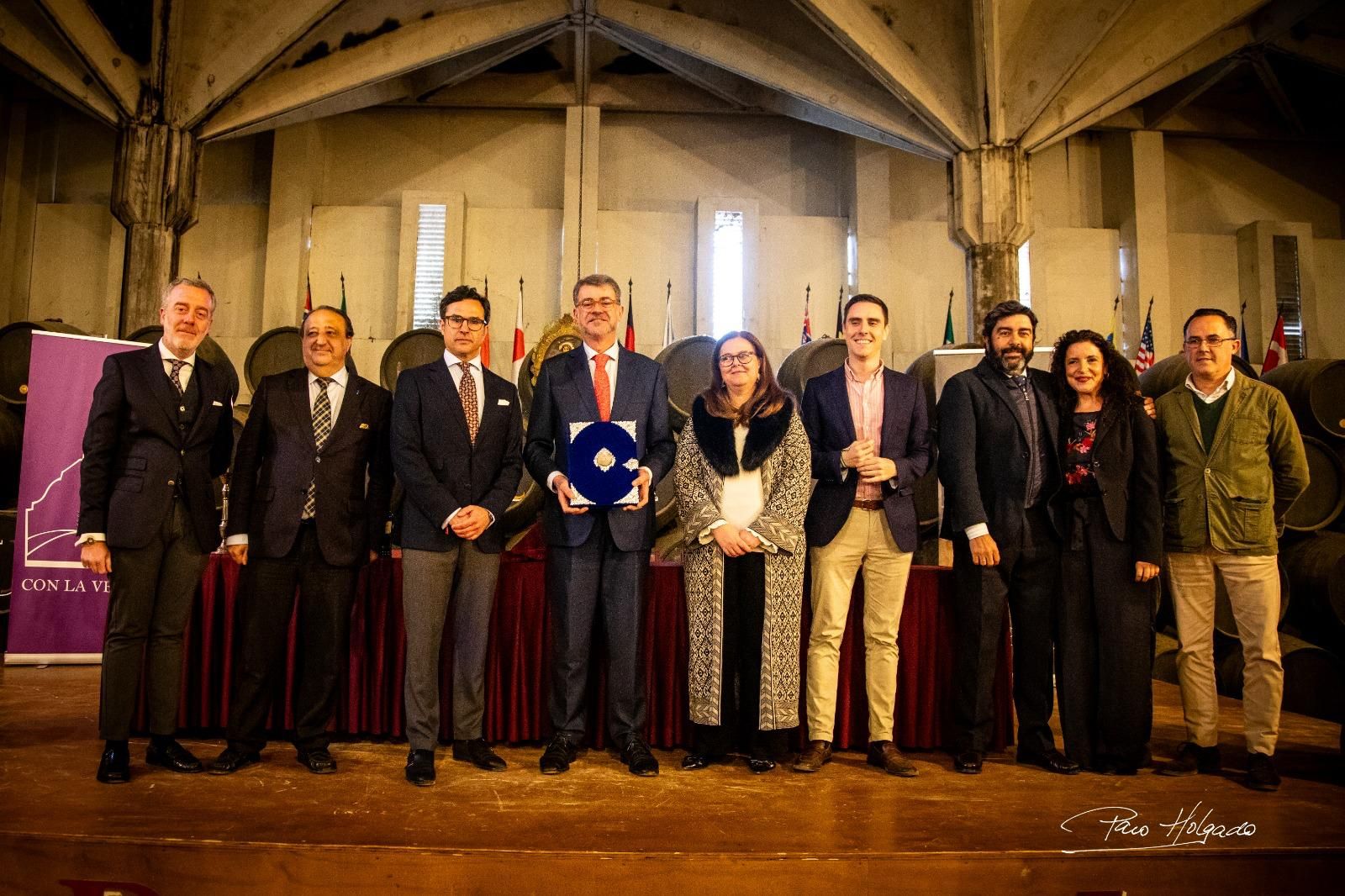 El pregonero, con representantes de la tertulia y autoridades.