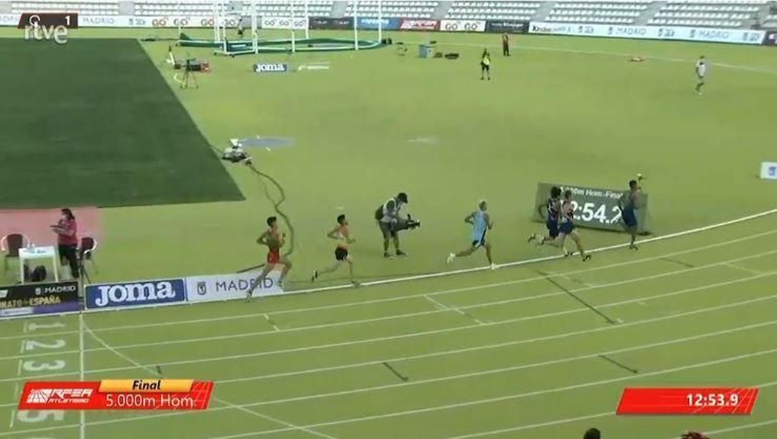 Ouassim Oumaiz, de azul, en un momento de la carrera.