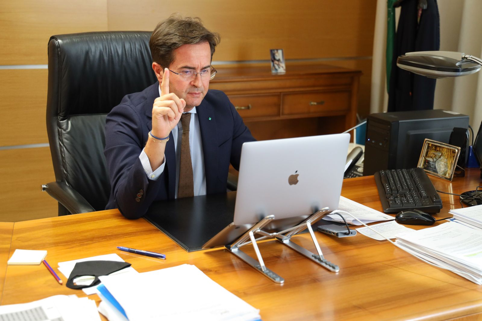 Francisco Góngora, durante una votación en el Pleno telemático.