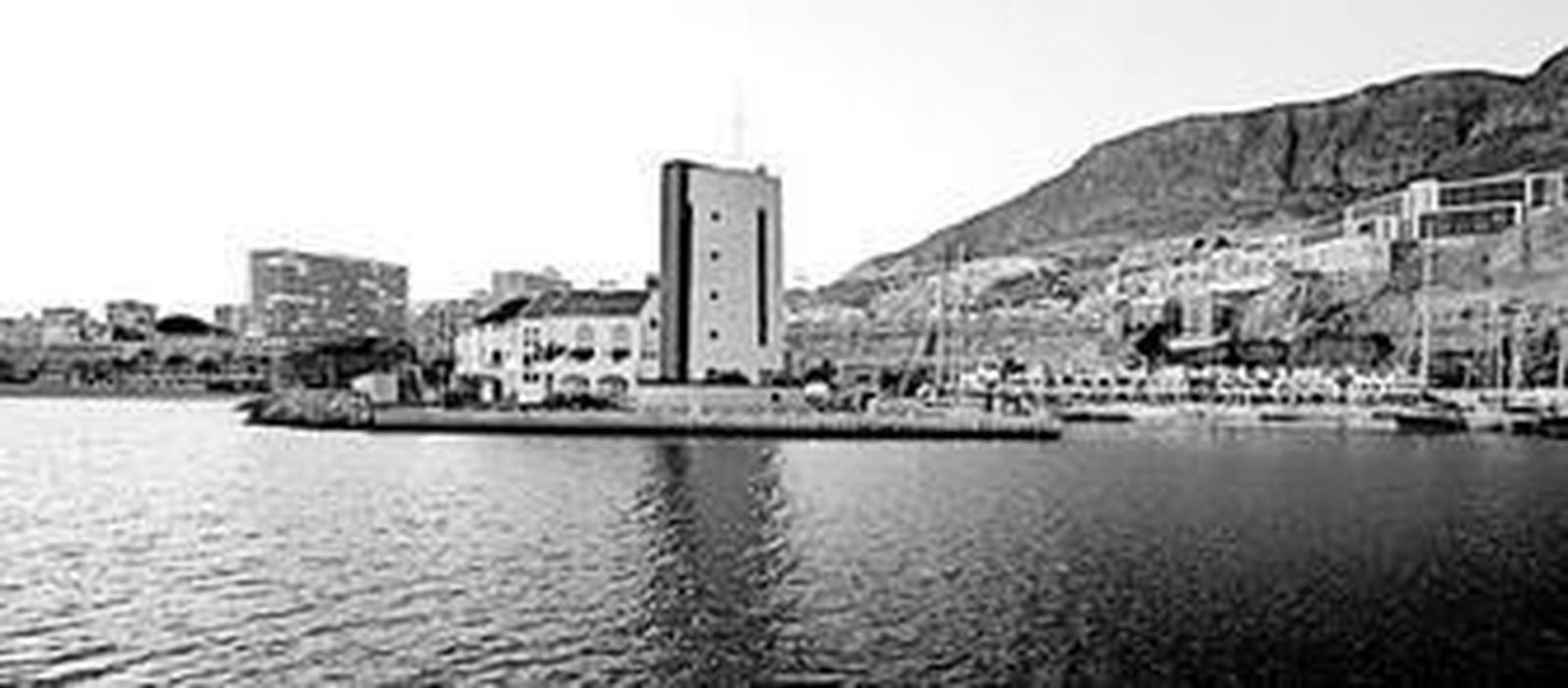 El Puerto Deportivo de Aguadulce, que posee 750 amarres, no ha sido ampliado por la Consejería de Obras Públicas, que sí ha incrementado la cifra en otros cuatro puertos.