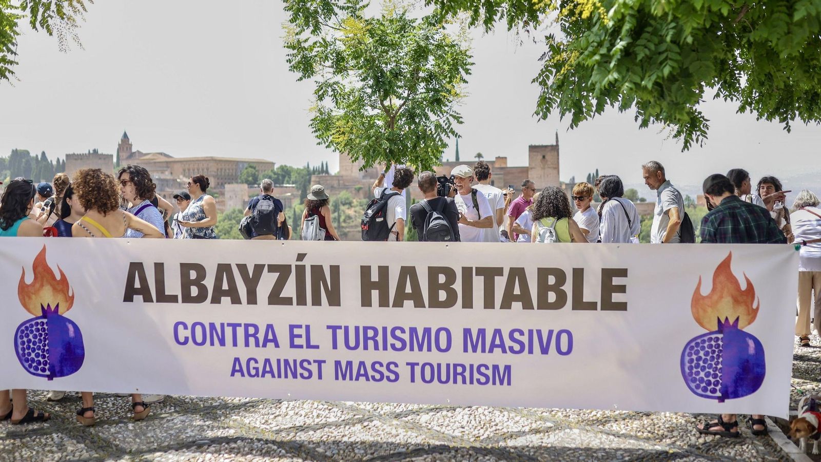 Protestantes convocados por la plataforma Albayzín Habitable en el Mirador de San Nicolás de Granada este domingo Protestantes convocados por la plataforma Albayzín Habitable en el Mirador de San Nicolás de Granada este domingo