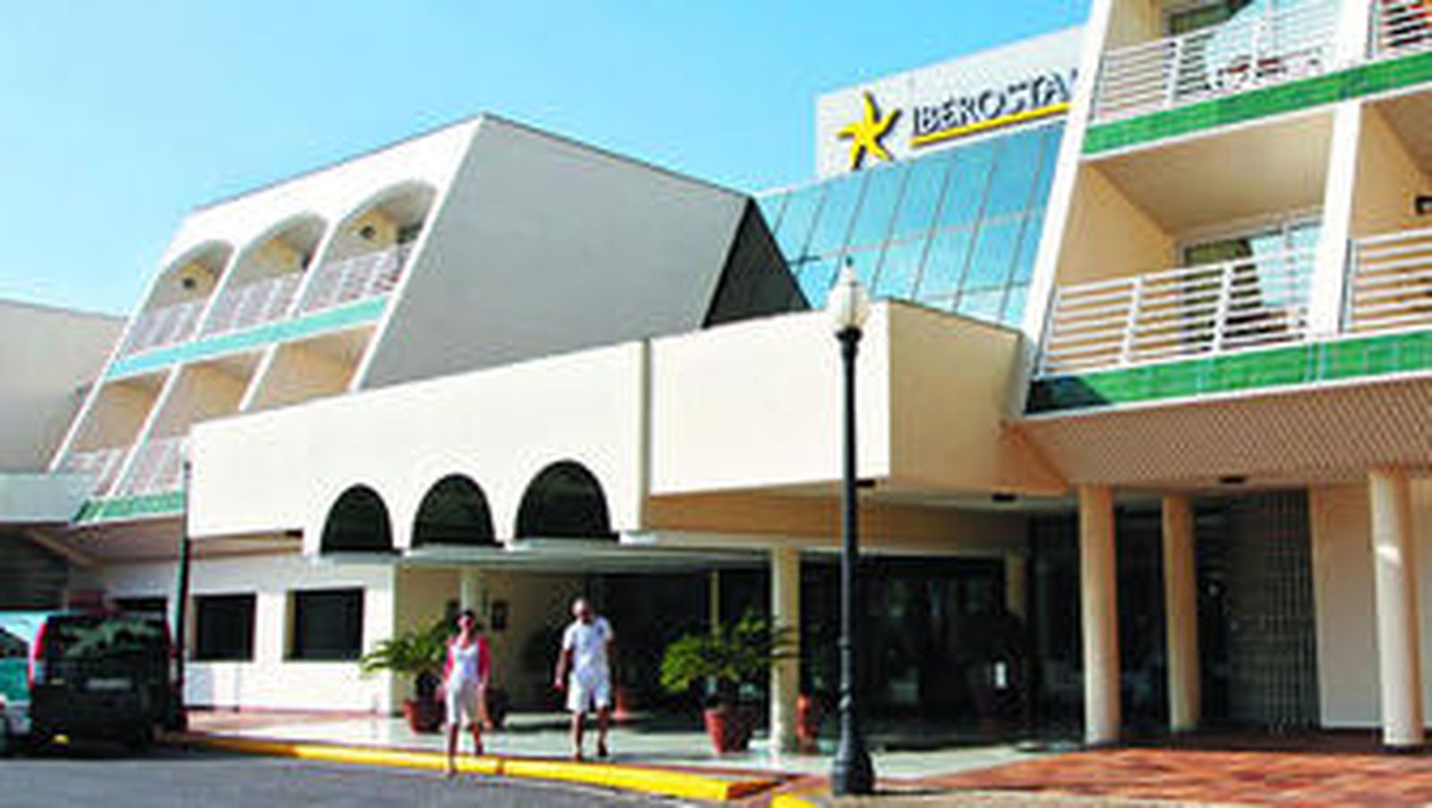 Dos huéspedes salen de uno de los hoteles propiedad de Thomas Cook y gestionados por Iberostar en el Novo Sancti Petri, Chiclana.