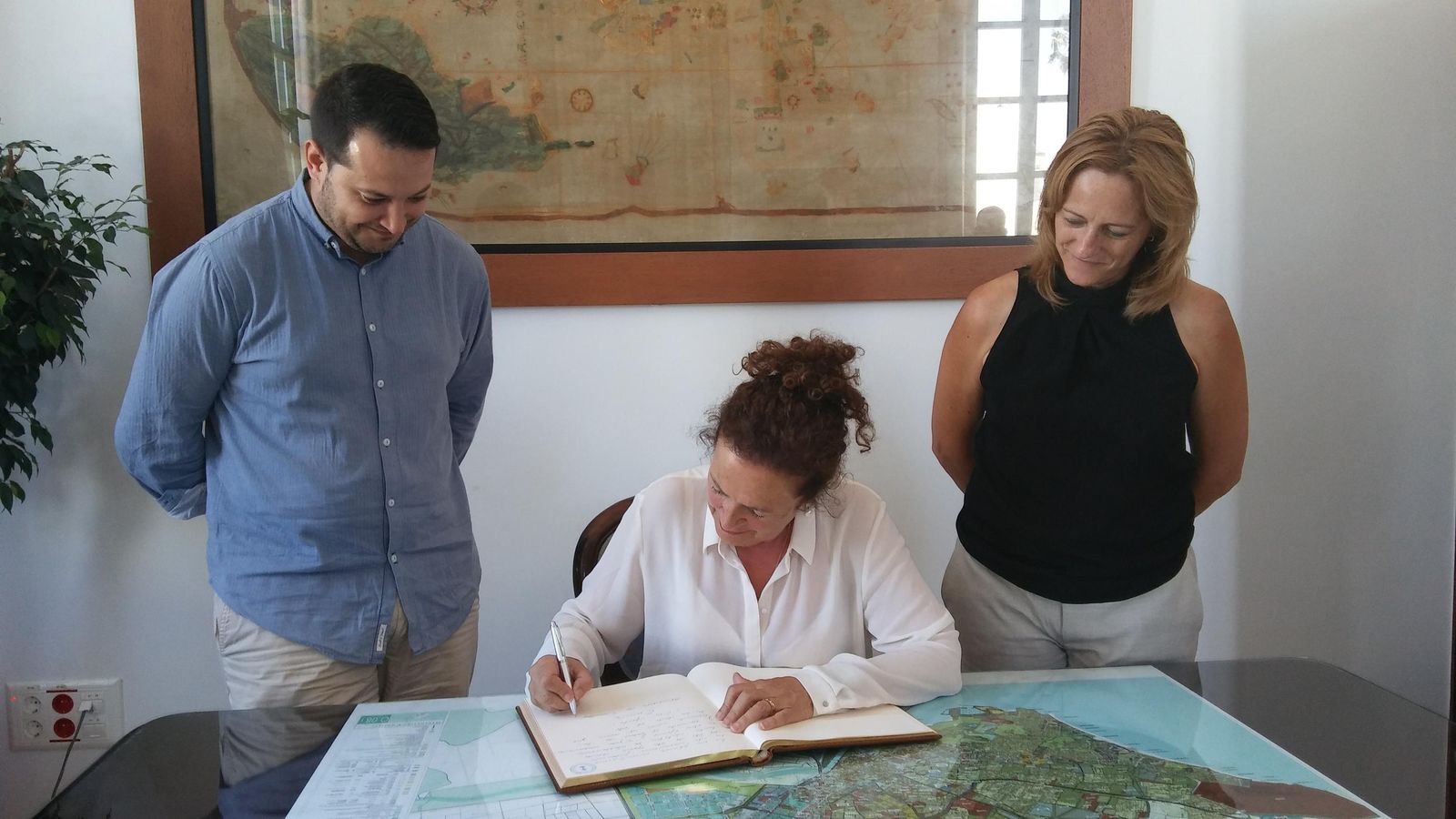 La alcaldesa de Comillas visita el Ayuntamiento