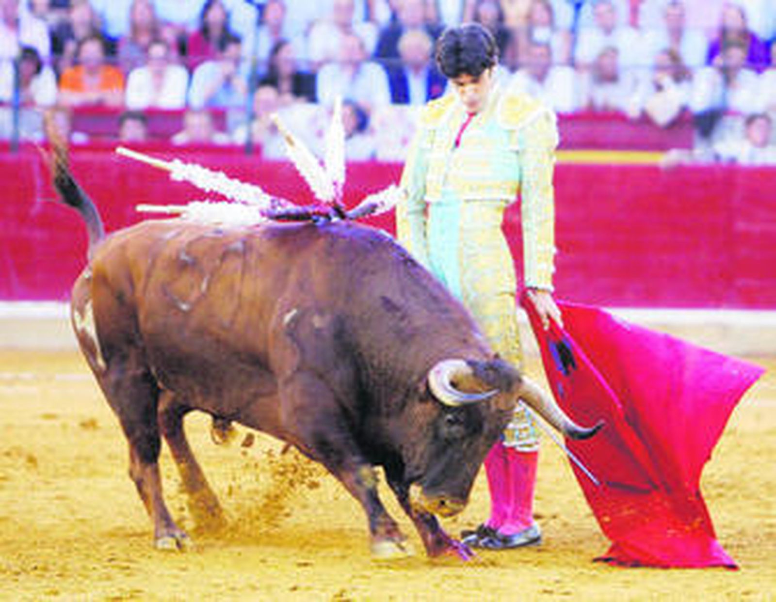 Alejandro Talavante, en un pase del desprecio a su primer toro.