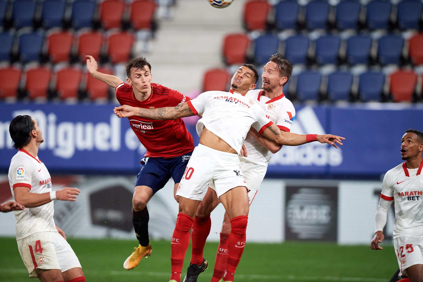 Diego Carlos salta junto a De Jong en defensa de Budimir.