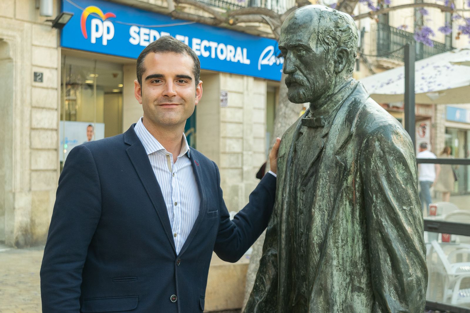 El alcalde y candidato del PP junto a la estatuta de Nicolás Salmerón delante de la sede electoral de Puerta Purchena