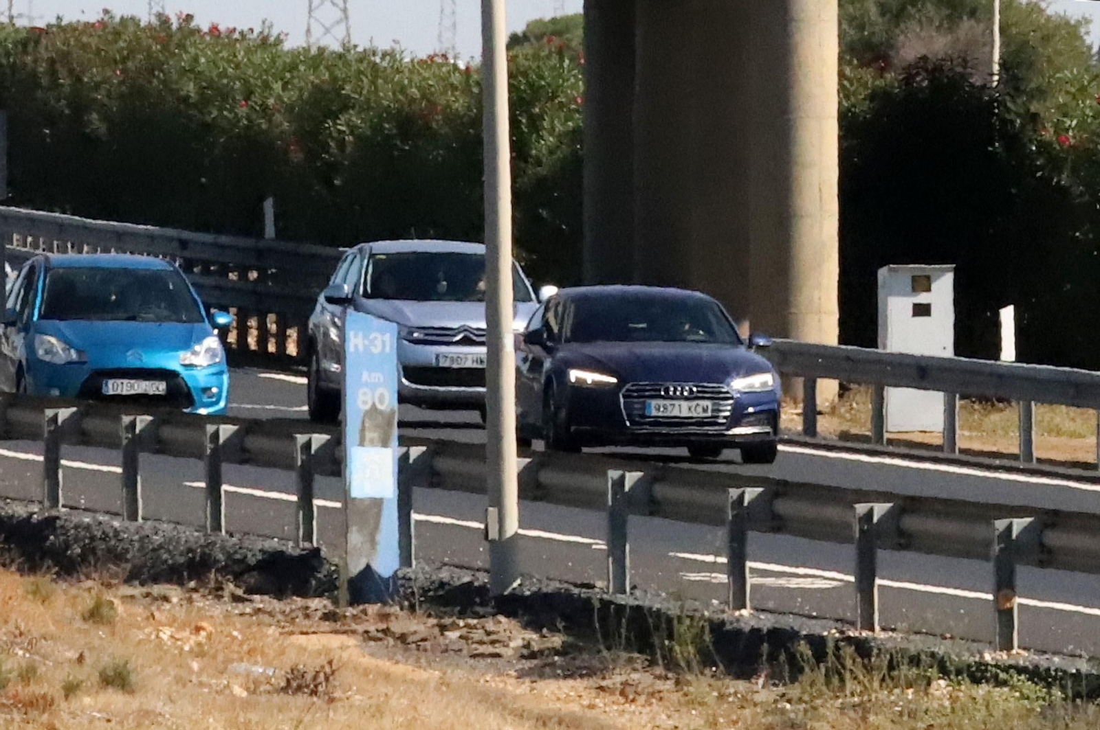 Varios coches pasan por delante de uno de las radares ubicados en la provincia onubense.