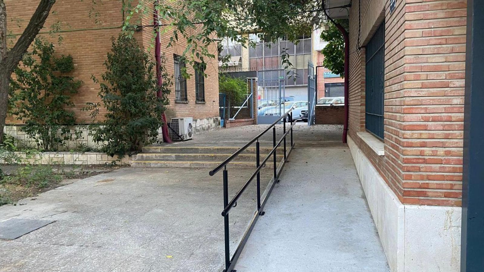 El acceso habilitado da directamente con la capilla