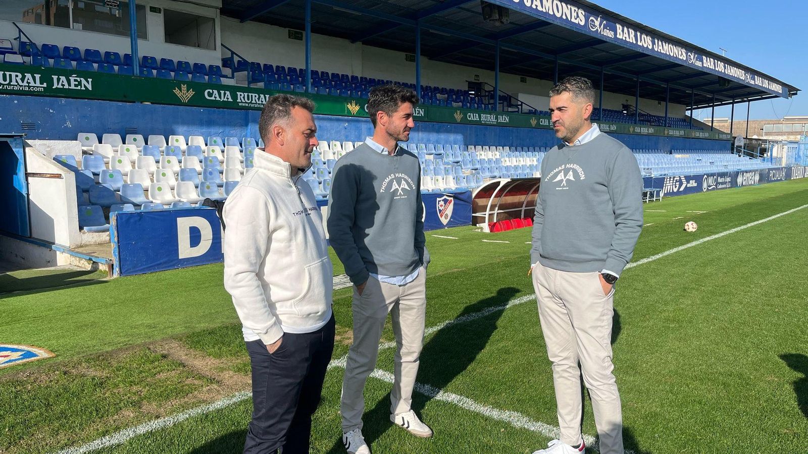 Pedro Díaz charla con su segundo Pablo Gallardo y Jaime Parejo.