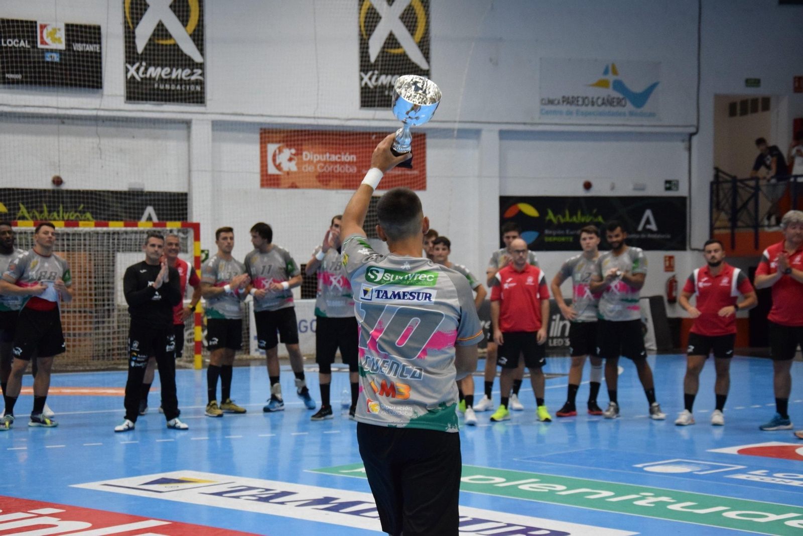 José Cuenca con el trofeo de subcampeón del VIII Trofeo de Feria Villa de Puente Genil. José Cuenca con el trofeo de subcampeón del VIII Trofeo de Feria Villa de Puente Genil.