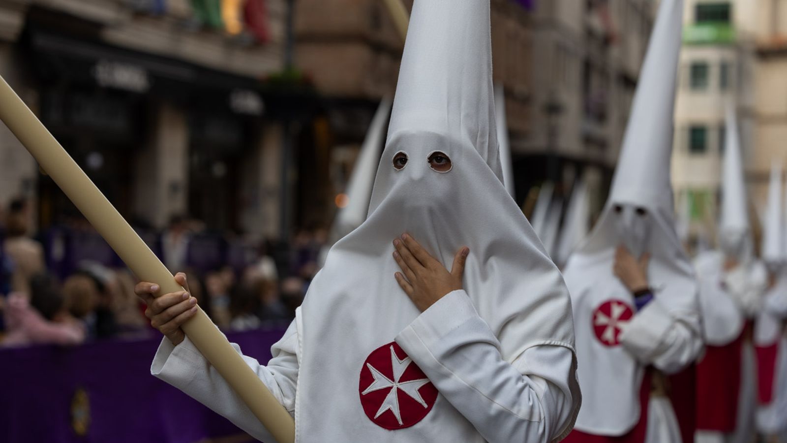 Los cofrades se rinden ante los grandes pasos de misterio del Lunes Santo