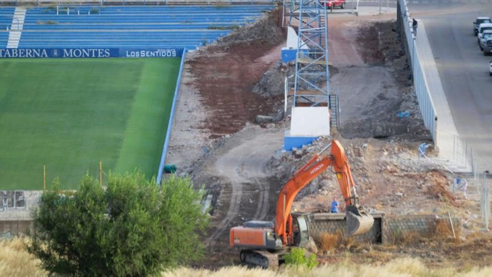 Vista parcial del estadio de Linarejos, en obras